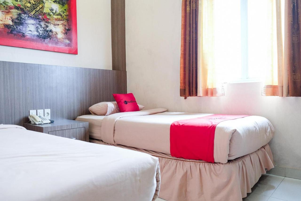 Reddoorz Plus Near Living World Pekanbaru Exterior foto